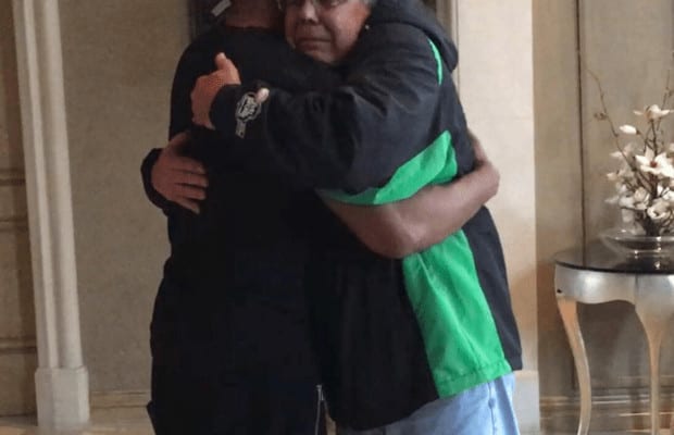 Tender Photo Shows Emotional Dad Embracing Jamie Foxx After Son’s Rescue